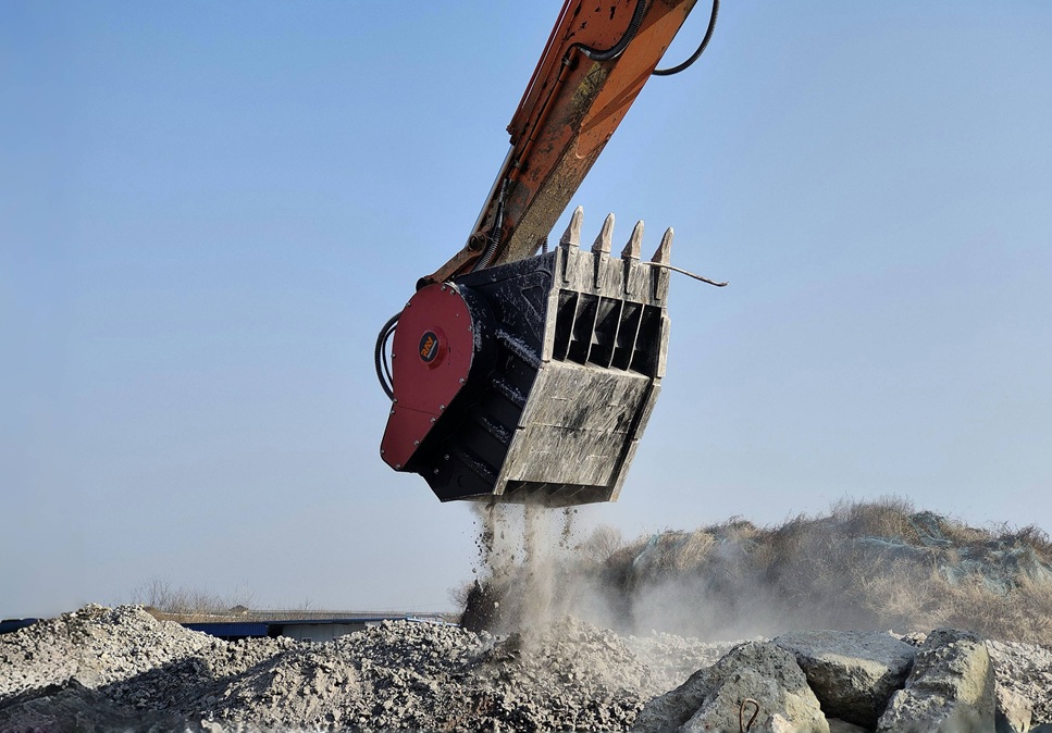 RAY Attachments resolve desafios de britagem no local com ca&ccedil;ambas britadeiras de alto desempenho