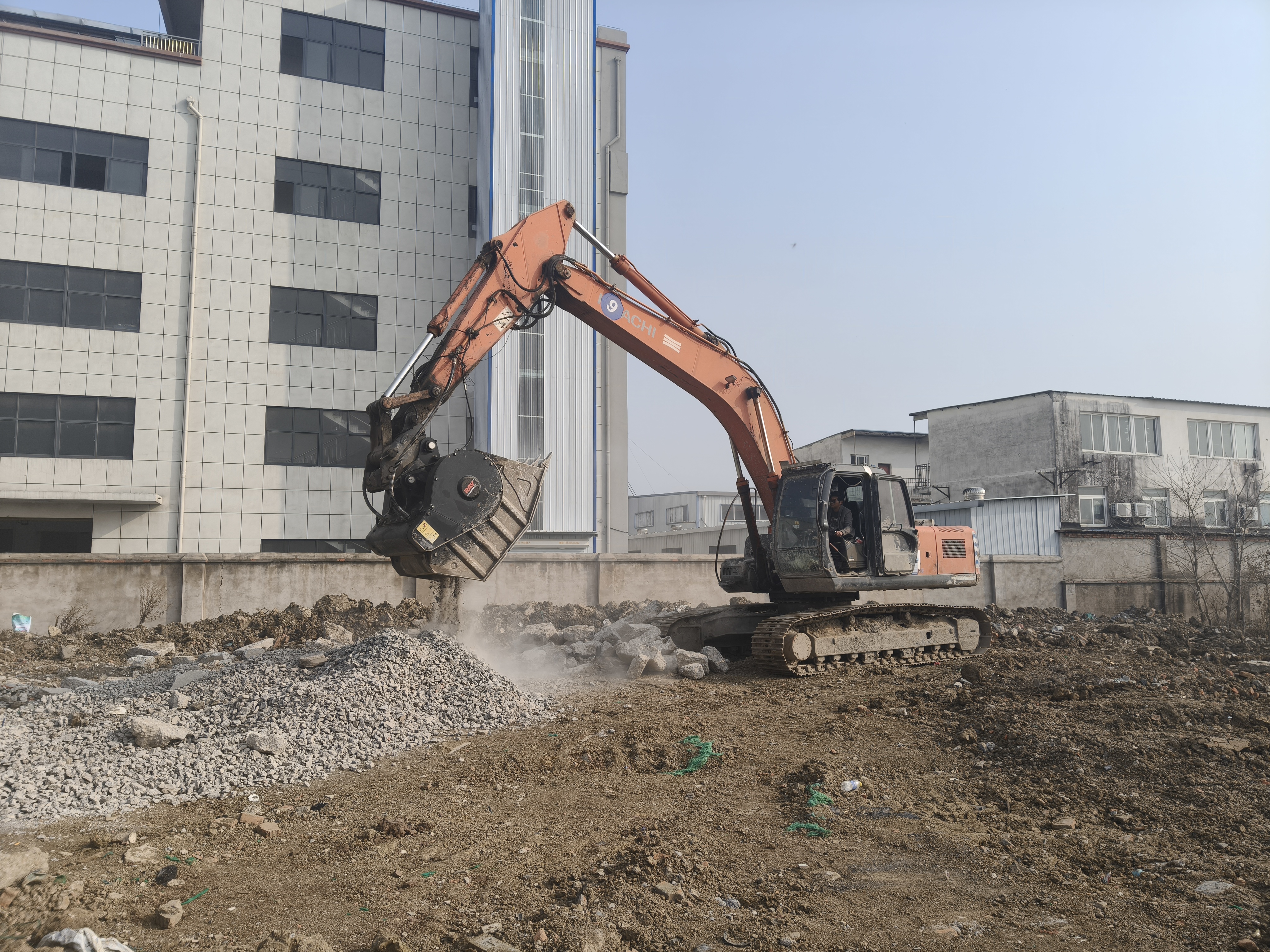 M&uuml;heloses Brechen vor Ort: RAY Attachments RMB80 setzt neue Ma&szlig;st&auml;be bei Autobahnprojekten