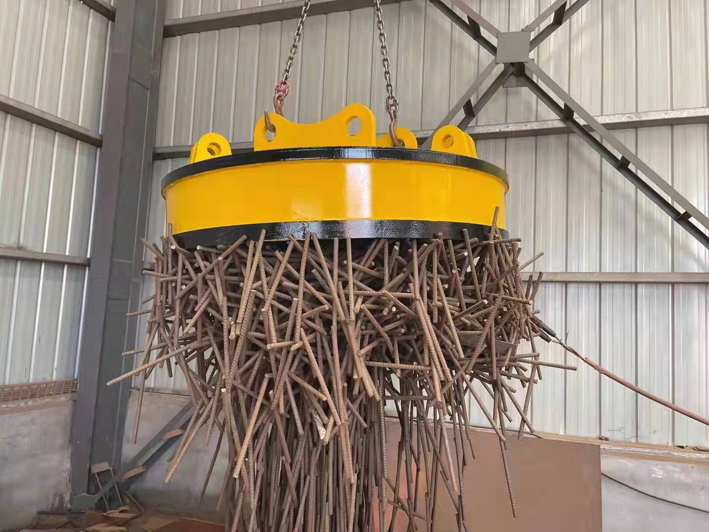 RAY Attachments d&eacute;voile un aimant &agrave; ferraille fiable pour les op&eacute;rations de recyclage intensives