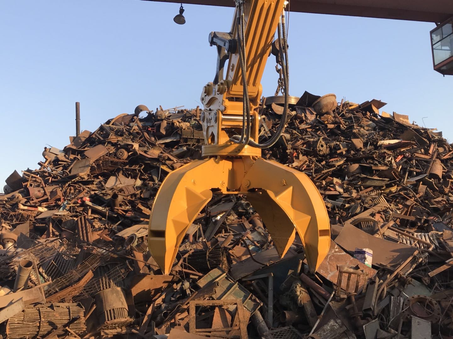 Solu&ccedil;&atilde;o eficiente para manuseio de sucata: Garra casca de laranja para escavadeiras de 5 a 35 toneladas